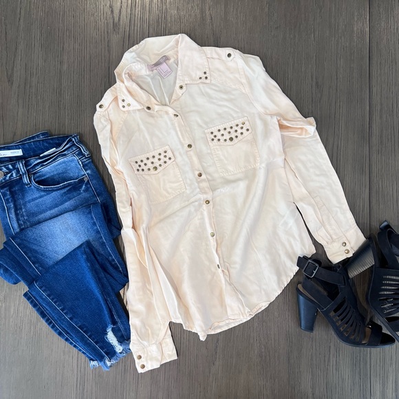 Tops - 🔥$5 SALE🔥 Button Up Shirt